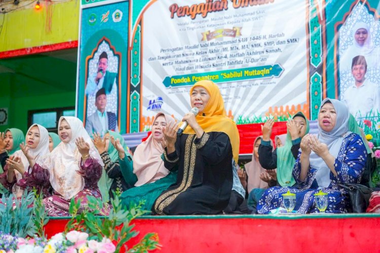 Khofifah Ajak Santri Berakhlak Mulia