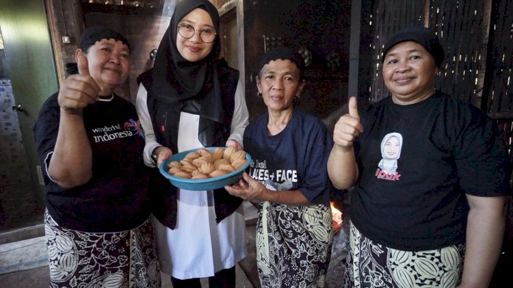 Nikmatnya Kue Klemben Tradisional Desa Adat Banyuwangi