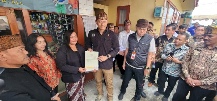 Serahkan Sertifikat Tanah, Menteri AHY Datangi Rumah Warga dilereng Gunung Bromo