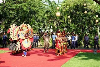 Kirab Pataka Jer Basuki Mawa Beya Tiba di Banyuwangi