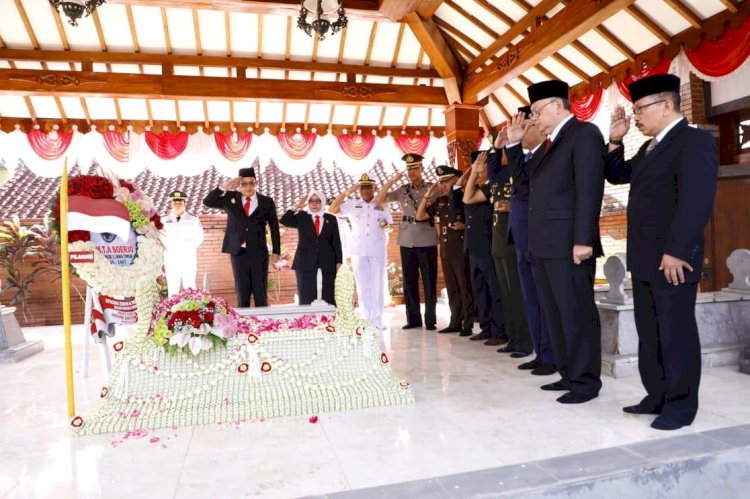 Jelang HUT Jatim, Ziarah ke Makam Gubernur Soerjo