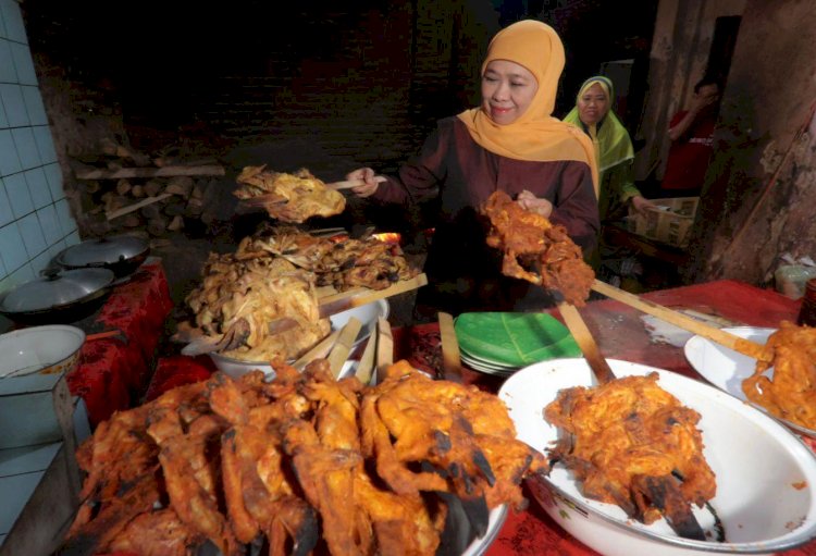 Khofifah Puji Keuletan UKM Ayam Panggang Gandu Magetan