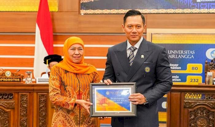 AHY Raih Gelar Doktor dari Unair, Khofifah: Sosok Politisi dan Akademisi yang Berkarakter Transformational Leader