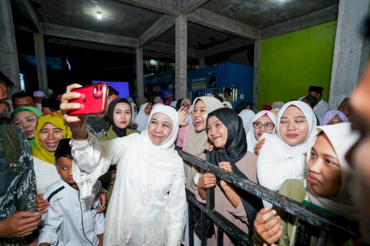 Khofifah Salawatan dengan Santri PP Darussalam Madiun