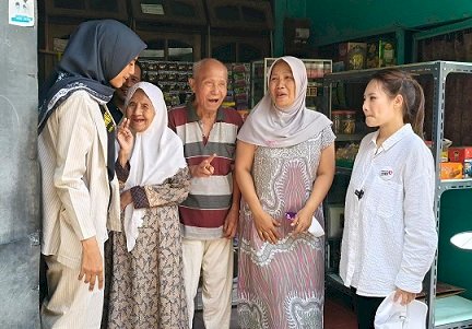 Bunda Fey dan Mbak Regina Blusukan Masuk Kampung