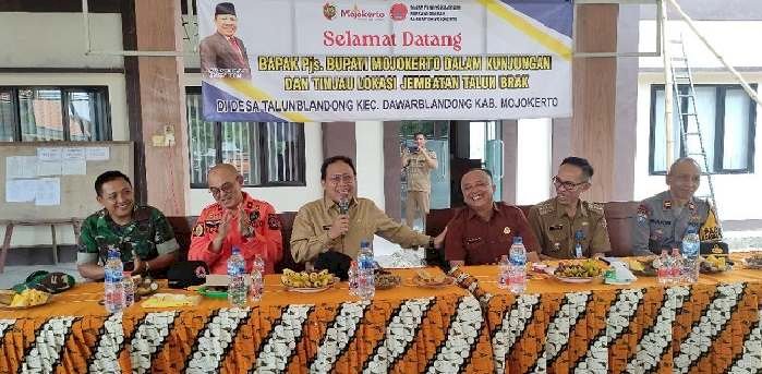 Kabarkan Pembangunan Jembatan, Pjs Bupati Akhmad Jazuli Disambut Antusias Warga Talun Blandong