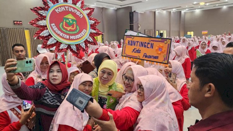 Khofifah Ajak Guru Ajarkan Generasi Alfa Menulis