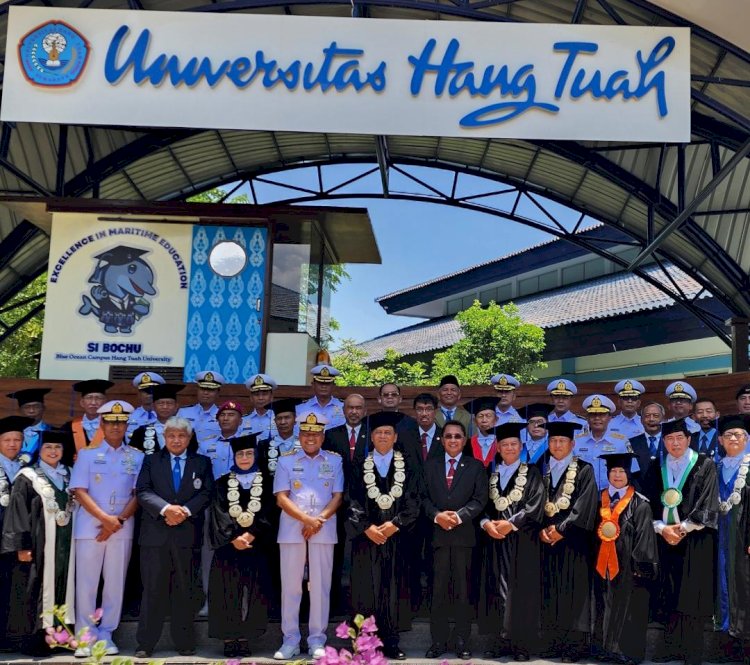 UHT Surabaya Wisuda Pertama Program D-IV dan S3