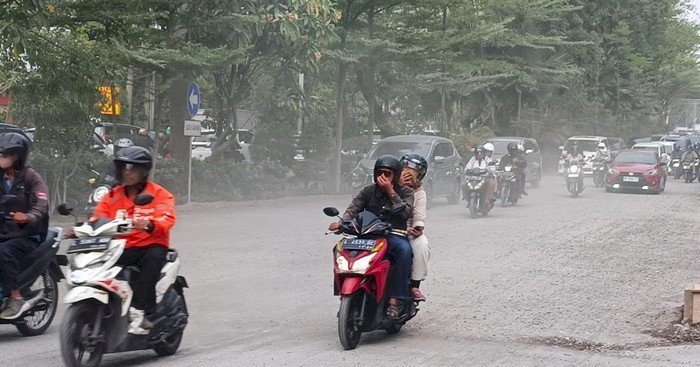 Debu Proyek Mayjen Sungkono Ganggu Pengguna Jalan