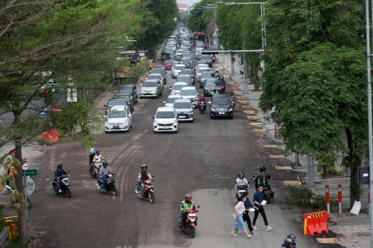 Kurangi Debu Proyek Jalan, Penyiraman Diintensifkan