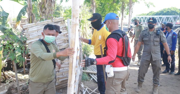 Satpol PP Bongkar Bangunan Liar diatas Sungai Rondoningo