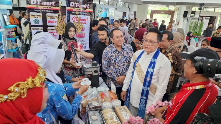 Pj. Gubernur Jatim Serahkan Milenial Entrepreneur Awards 2024