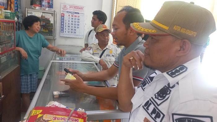 Berangus Rokok Ilegal di Kota Mojokerto,  Satpol PP Bersama Bea Cukai Sidoarjo Gelar Operasi Pasar