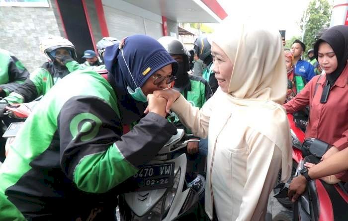 Gagas Kampanye Inovatif dan Riang Gembira, Khofifah Hadiri Relawan  Berbagi BBM Bersama Ratusan Driver Ojol di Sidoarjo