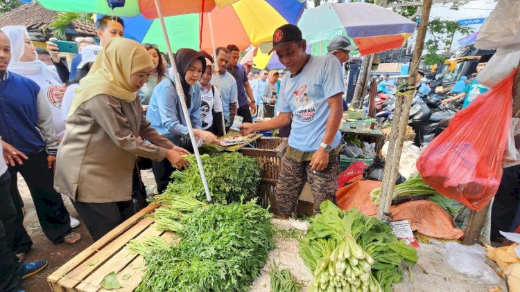 Khofifah Berikan Edukasi Literasi Digital di Pasar Blimbing