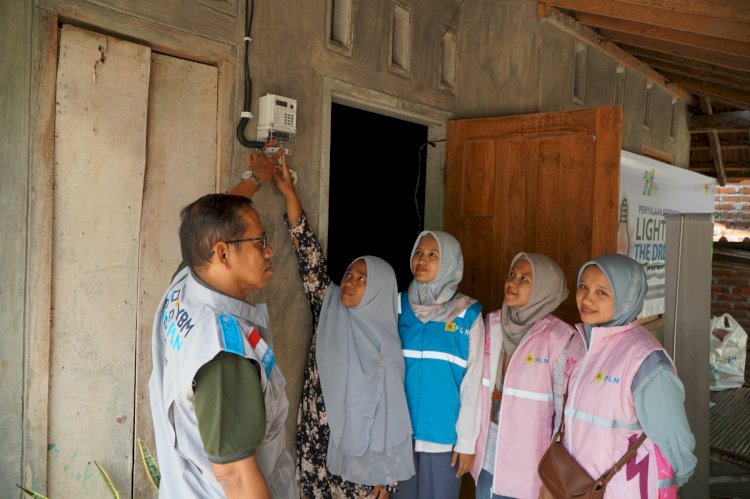 Peringati Hari Listrik Nasional ke-79, PLN Sambung Listrik 189 Masyarakat Pra Sejahtera di Jawa Timur