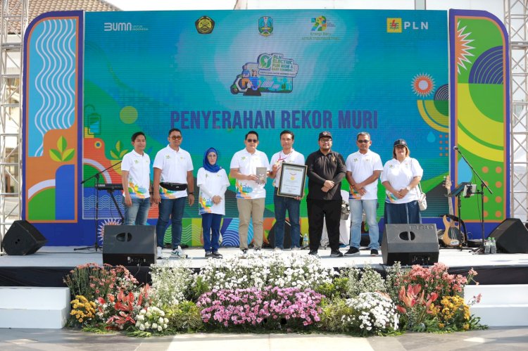 Hattrick, PLN Jatim Pecahkan Rekor MURI Konvoi Motor Listrik Terbanyak Peringati Hari Listrik Nasional Ke-79