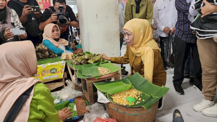 Khofifah Ajak Pedagang Literasi Digital di Pasar Besar Ngawi