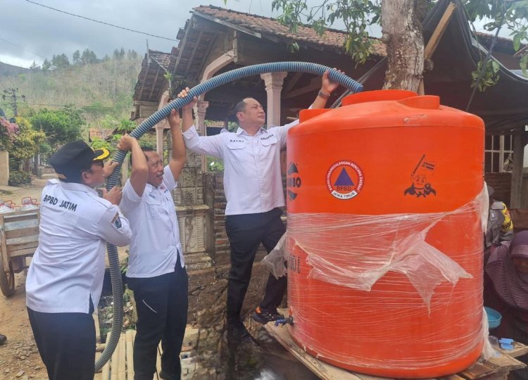 Kalaksa BPBD Jatim Droping Air Bersih di Trenggalek