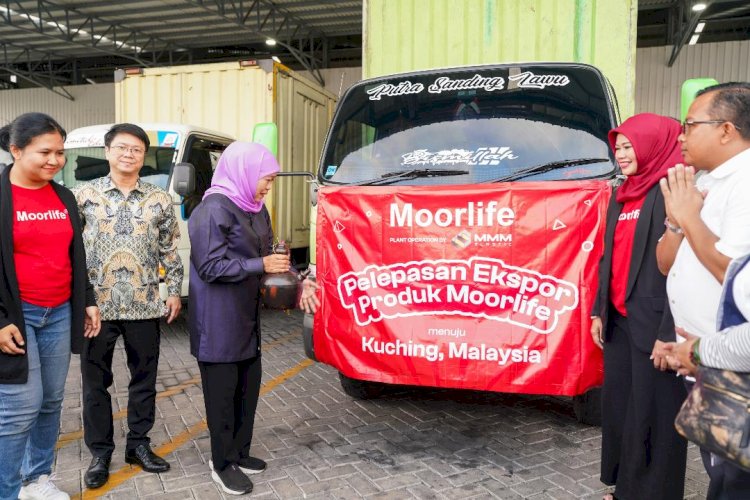 Khofifah Sapa Pekerja Pabrik Moorlife di Nganjuk