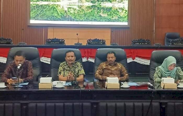 DPRD Jombang Gelar Rapat Perdalam Raperda RIPK Bapemperda