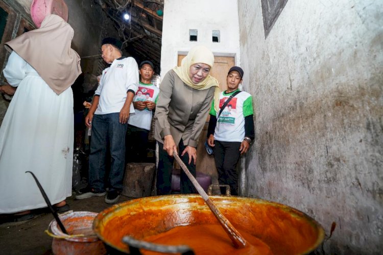 Khofifah Sambangi Rumah Industri Gula Merah di Lumajang