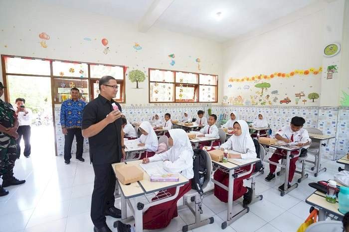 Uji Coba Makan Siang Bergizi Gratis di Kota Batu, Pj Aries Pantau Keliling Sekolah