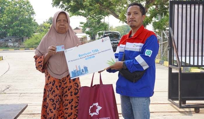 Lansia Kurang Mampu di 6 Desa Sekitar Kilang Tuban Dapat Bantuan Vitamin dan Madu Murni