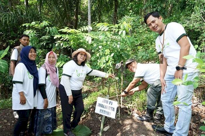 Kolaborasi Peduli Lingkungan,  Pj Wali Kota Kediri Zanariah, PLN dan Perhutani Tanam Pohon 