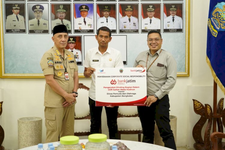 Bank Jatim Serahkan CSR Pengecatan Dinding Gor Sultan Abdul Kadirun Pada Pemkab Bangkalan