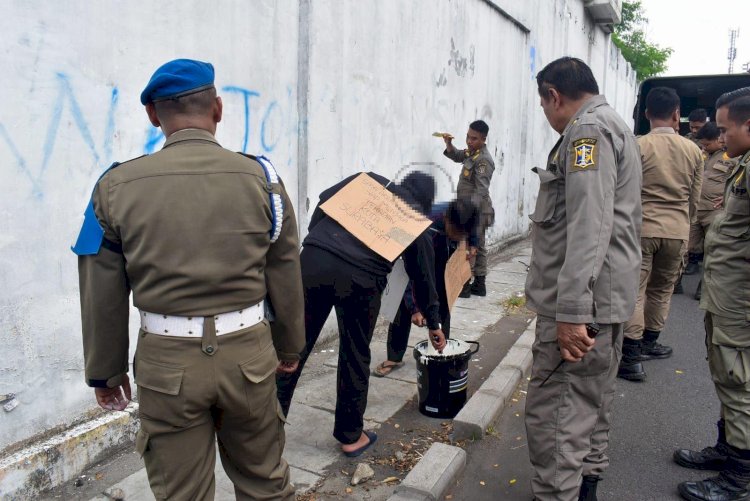 Dua Pemuda Lakukan Vandalisme Disanksi Cat Ulang Tembok