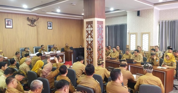 Pj Bupati Ugas Evaluasi Seluruh Kinerja dan Anggaran OPD