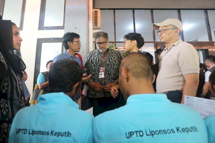 Kunjungi TPS Liponsos Keputih, Delegasi Asing Kagumi Proses Pilkada Indonesia