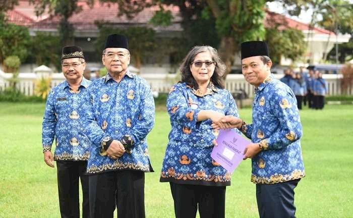 Pj Wali Kota Kediri Serahkan SK Kenaikan Pangkat Periode Desember 2024