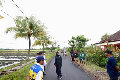 Bupati Ipuk Tinjau Progres Pembangunan 100 Ruas Jalan di Muncar