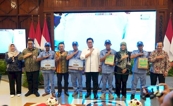 Wamentrans  Viva Yoga Lepas 16 KK Transmigran Jatim ke Sulawesi