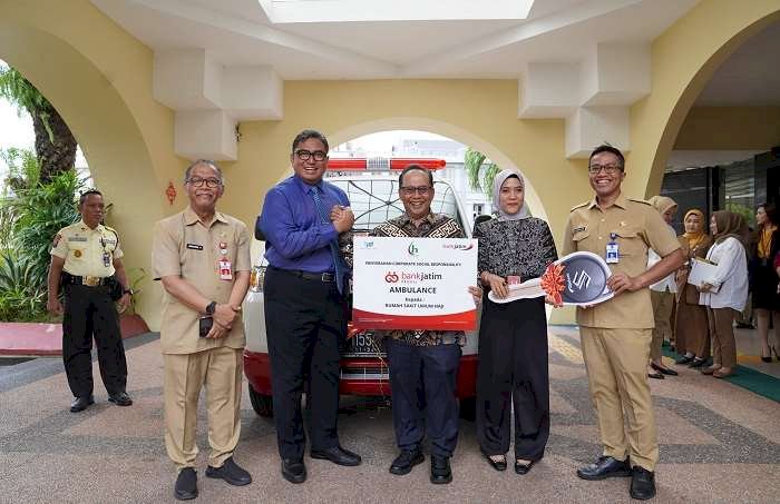 Bank Jatim Serahkan CSR Ambulans ke RSUD Haji Jatim