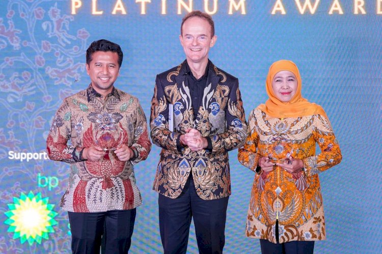 Khofifah-Emil Terima Penghargaan Platinum Award dari Dubes Inggris