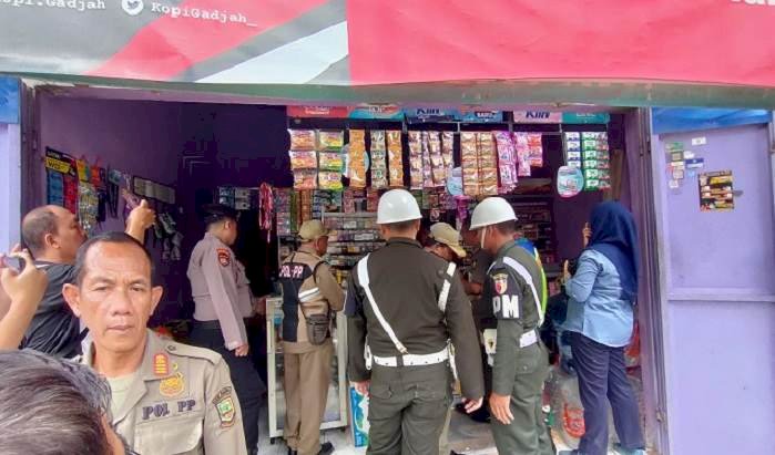 Pastikan Stop Peredaran Rokok Ilegal,  Satpol PP Kota Mojokerto Bersama Bea Cukai Sidoarjo Sidak Penjual Rokok