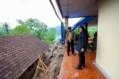 Bupati Ipuk Tinjau dan Serahkan Bantuan Warga Terdampak Bencana di Sarongan