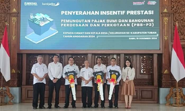 BPKPAD Tuban Serahkan Insentif Prestasi Pemungut PBB-P2 untuk Kecamatan hingga Desa Tercepat