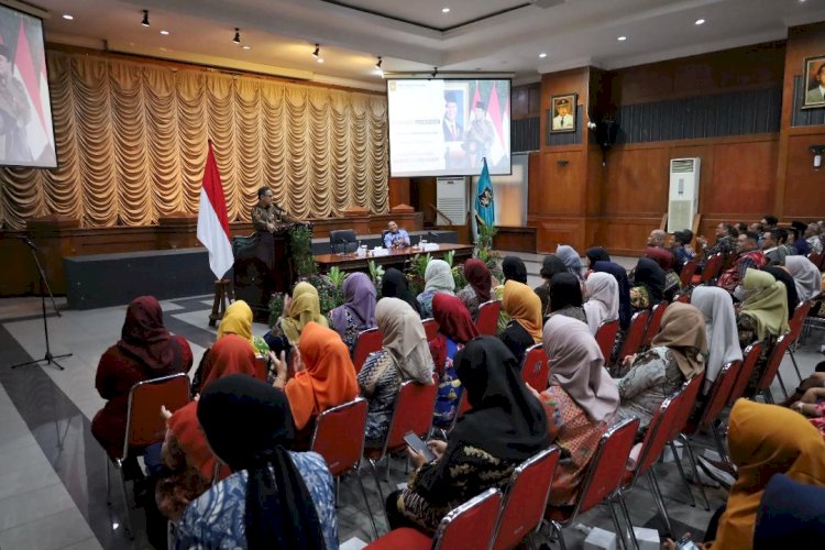 Rapat di Pemkot Surabaya, Wamendagri Tekankan Efisiensi Anggaran