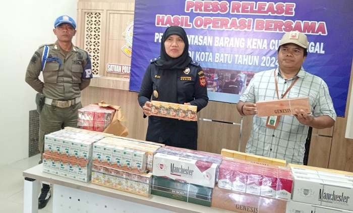 Operasi Gabungan,  Satpol PP Kota Batu dan Bea Cukai Malang Sita Ribuan Rokok Ilegal