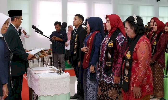 Lulusan Bidan dan Ners di Kampus IIKNU Tuban Sudah Profesional