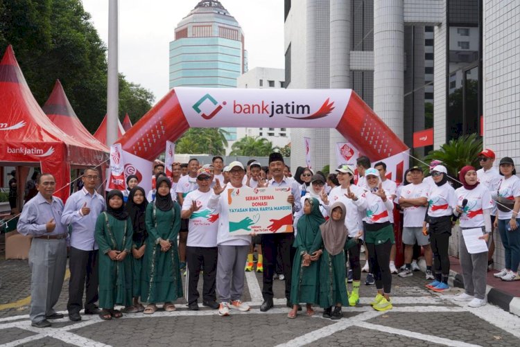 Bank Jatim Serahkan Donasi ke Yayasan Bina Karya Mandiri dalam Jatimers Run To Care