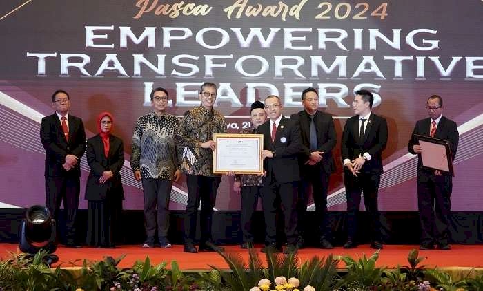 Dirut Bank Jatim Terima Penghargaan dari Sekolah Pascasarjana Unair