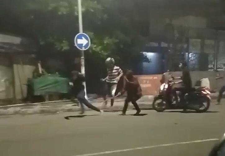 Gengster Bersajam Bacok Pemuda di Jalan Rajawali