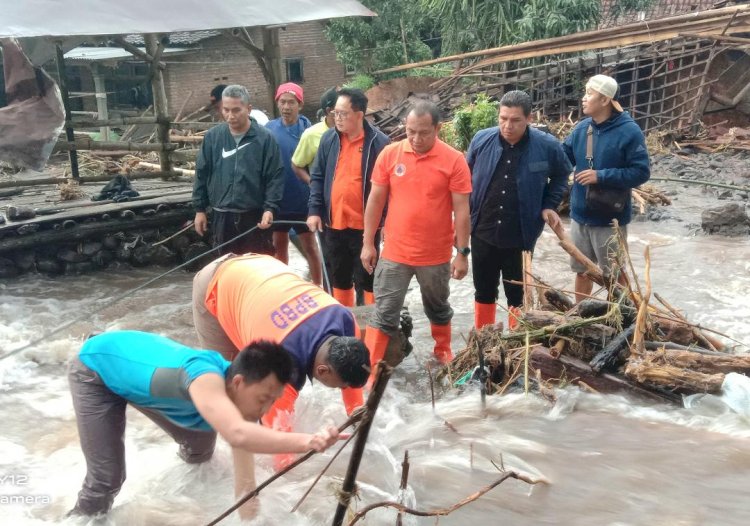 Tim BPBD Jatim Respon Cepat Dampak Banjir di Bondowoso