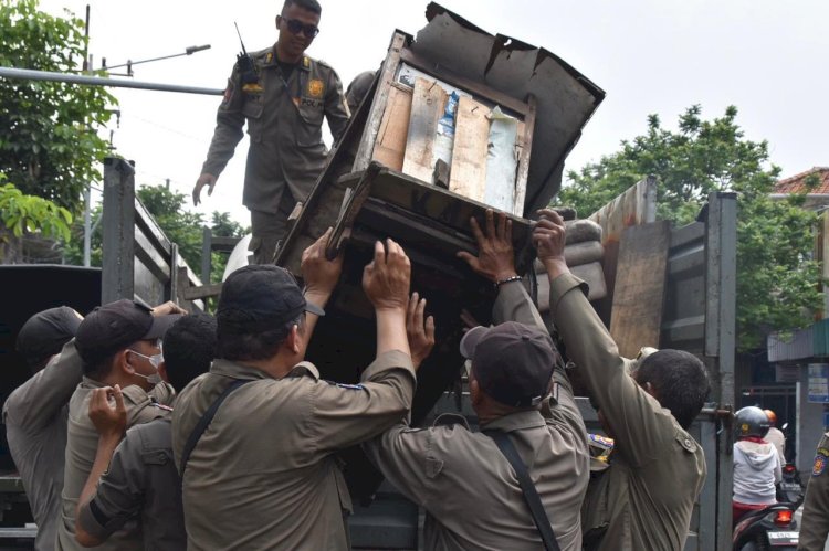 Ganggu Lalu Lintas, Satpol PP Tertibkan PKL Kenjeran-Ngaglik