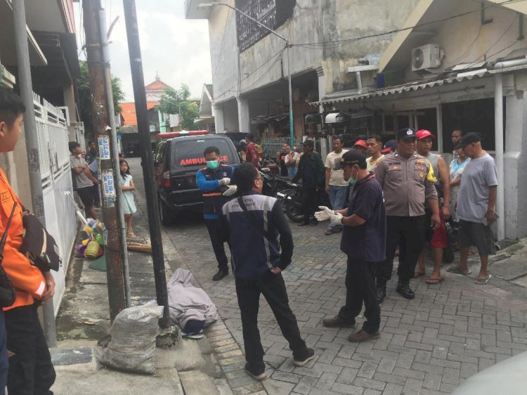 Wanita Penjual Alat Rumah Tangga Tewas di Jalan Gubeng Kertajaya